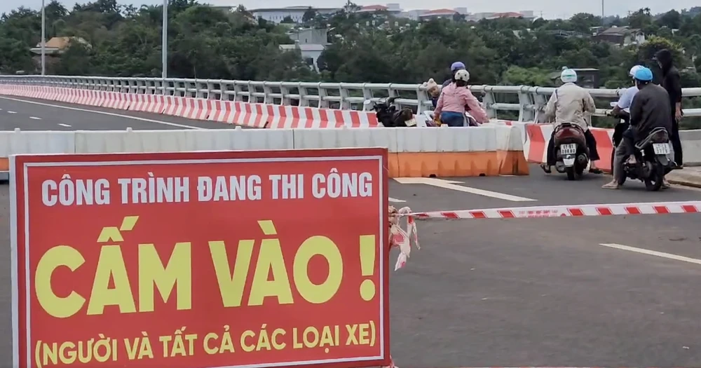 Người dân tự tháo rào chắn để đi vào bên trong. Ảnh: VŨ LONG