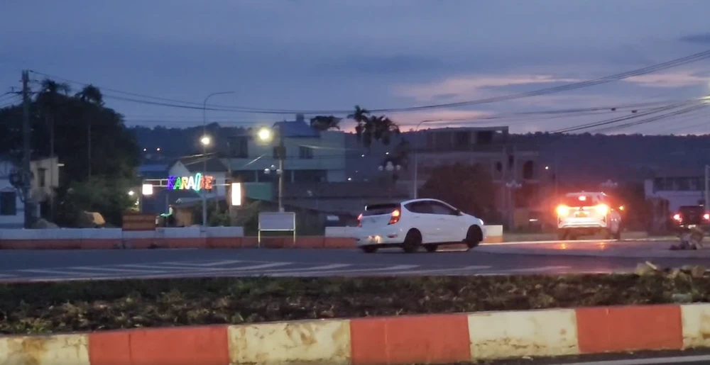 Các phương tiện đi vào ban đêm ở đường Võ Nguyên Giáp. Ảnh: VŨ LONG