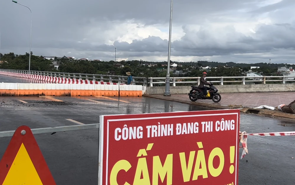 Người dân đi vào đường đang thi công. Ảnh: VŨ LONG