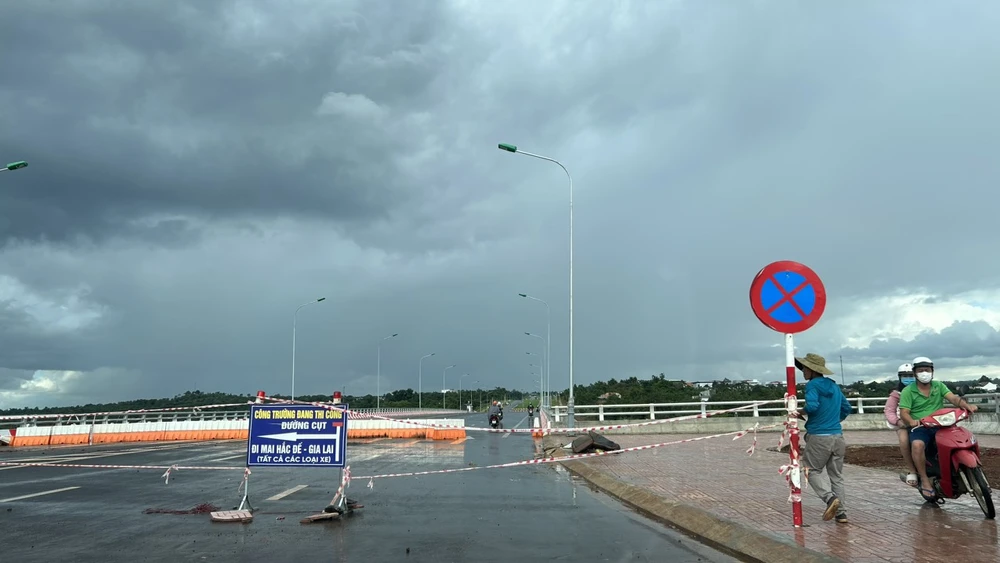 Người dân thường xuyên phá rào chắn đi vào trong công trình. Ảnh: VŨ LONG