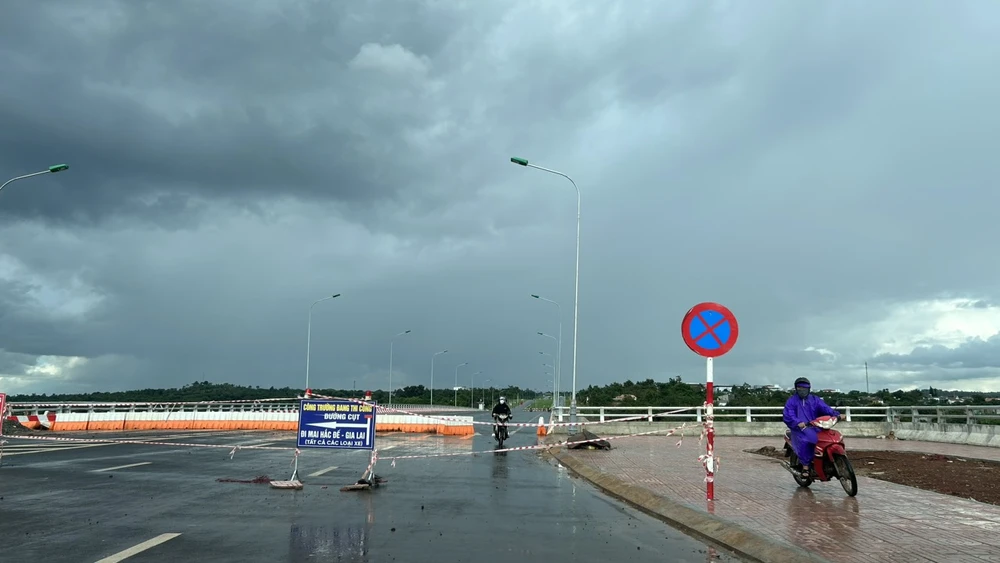 Bất chấp biển báo cấm, các phương tiện vẫn di chuyển vào bên trong đường Võ Nguyên Giáp. Ảnh: VŨ LONG