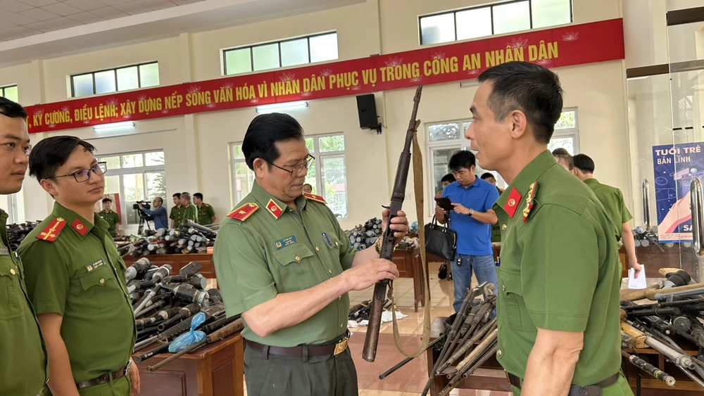 Thiếu tướng Lê Vinh Quy kiểm tra công tác thu hồi vũ khí. Ảnh: VŨ LONG