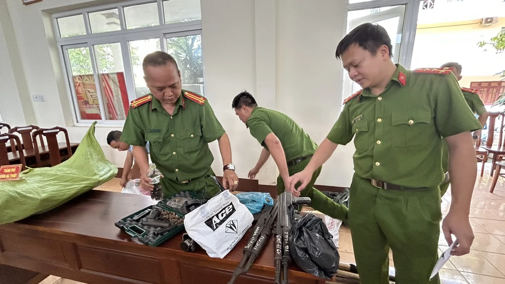 Công an TP Buôn Ma Thuột thu hồi được nhiều loại vũ khí quân dụng, trong ảnh có hai khẩu súng AK. Ảnh: VŨ LONG