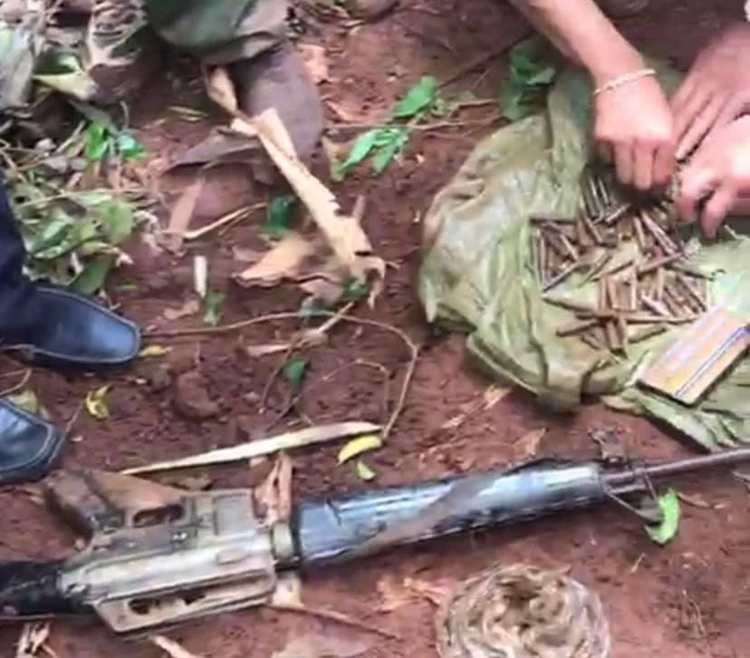 Vũ khí thu giữ của ba đối tượng ở đồi Độc Lập. Ảnh: CACC