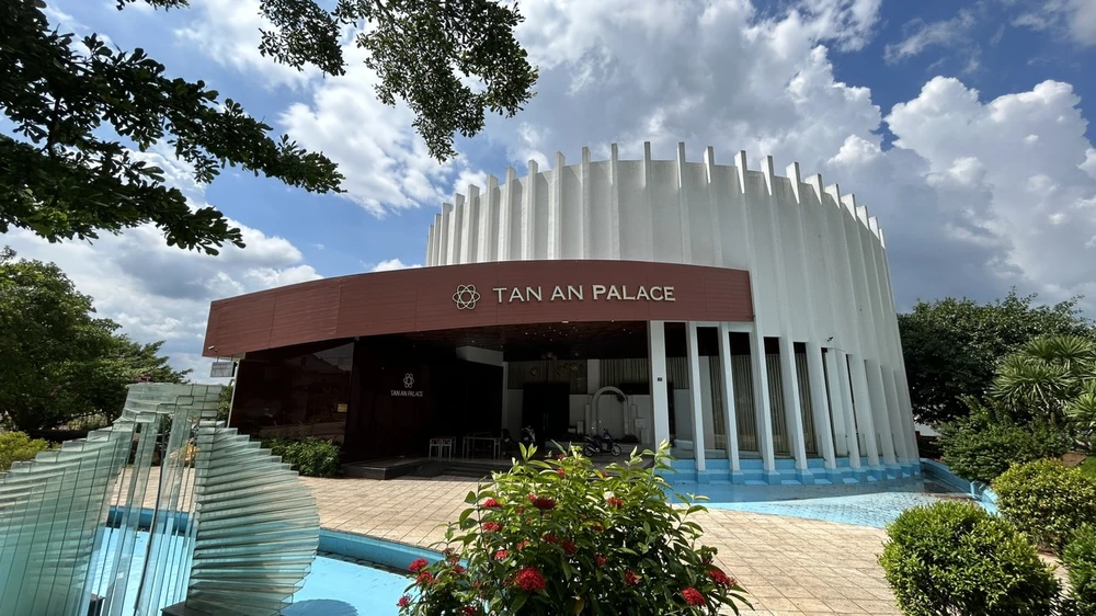 Khu vực xây dựng nhà hàng tiệc cưới trên đất quy hoạch công an viên hồ Tân An. Ảnh: VŨ LONG