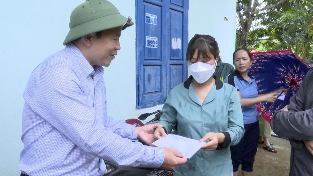 Ông Đỗ Tấn Sương trao tiền hỗ trợ cho người dân bị thiệt hại. Ảnh: AX