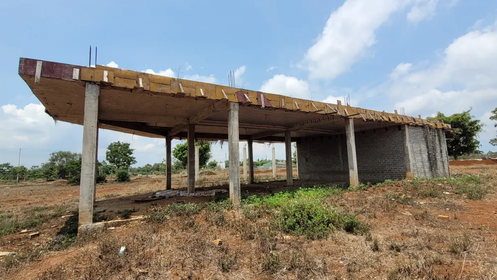 Một căn nhà xây dựng dở dang trong dự án. Ảnh: VŨ LONG