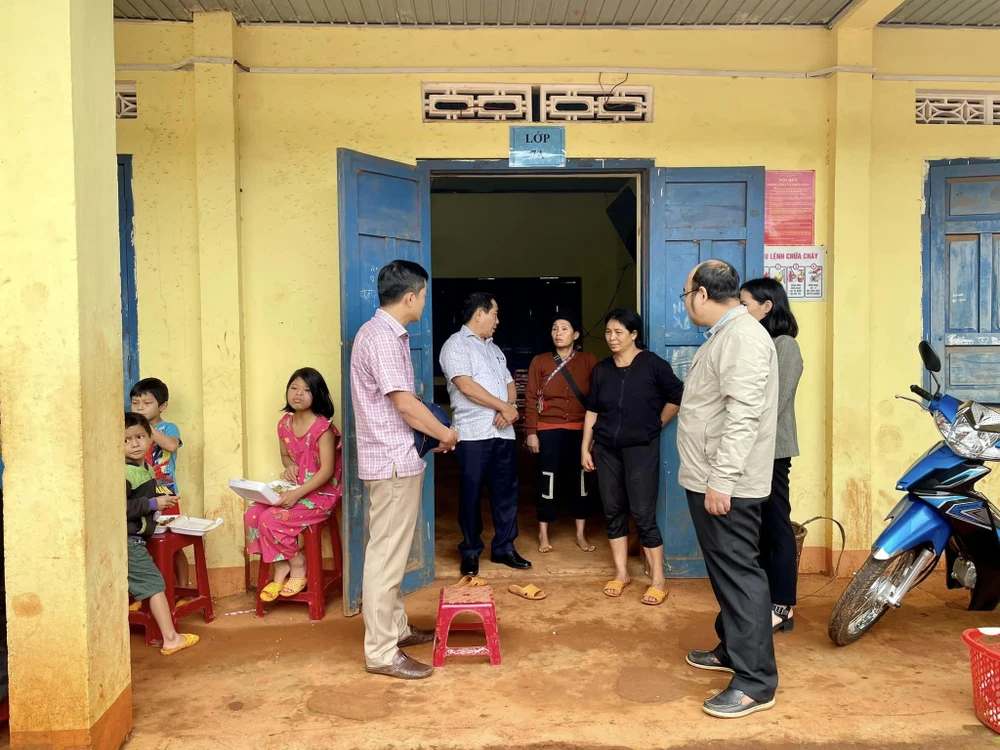 Lãnh đạo UBND huyện Tuy Đức thăm hỏi người dân phải di dời đến nơi an toàn. Ảnh: MC