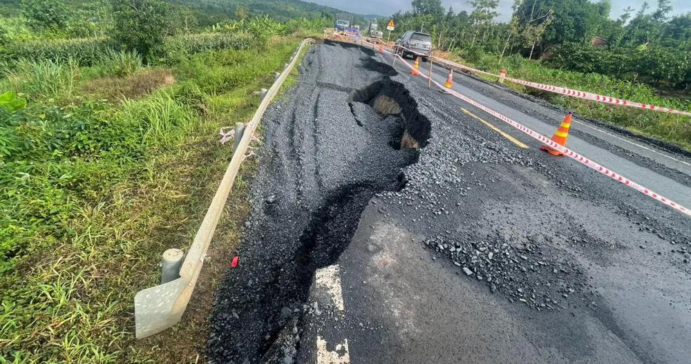 Đường tránh trung tâm thị trấn Ea Drăng bị sạt lở nghiêm trọng. Ảnh: TX