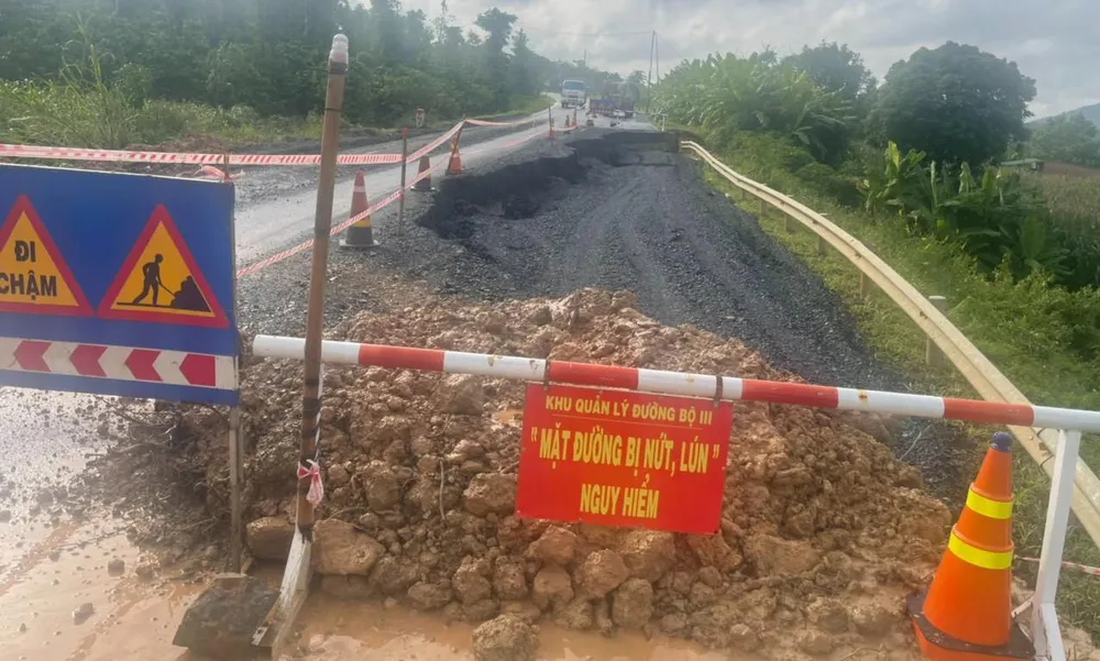 Biển cảnh báo trên đường tránh trung tâm thị trấn Ea Drăng. Ảnh: TX