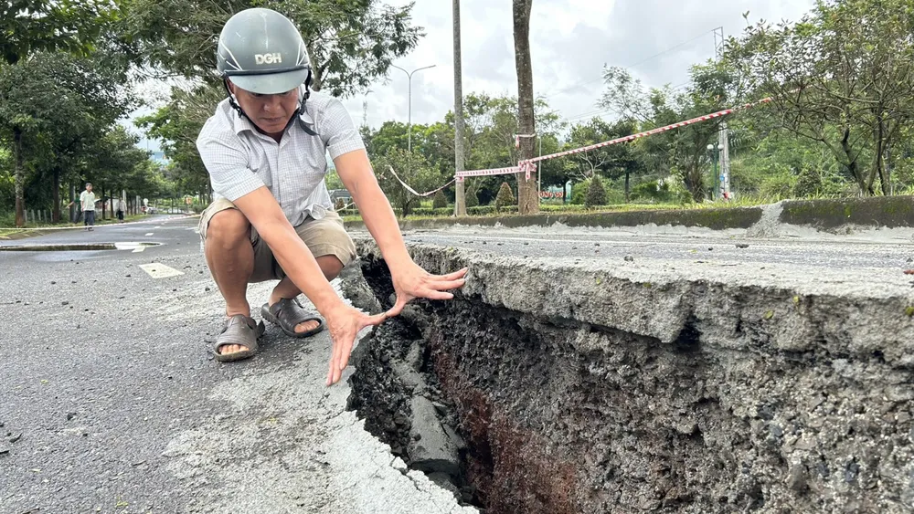 Đường Hồ Chí Minh đoạn qua TP Gia Nghĩa bắt đầu sụp lún nặng. Ảnh: VŨ LONG Đường Hồ Chí Minh đoạn qua TP Gia Nghĩa bắt đầu sụp lún nặng. Ảnh: VŨ LONG