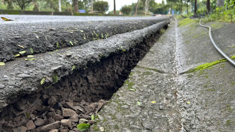 Sụp lún taluy bên phải (hướng Đắk Lắk - Đắk Nông) khiến đường Hồ Chí Minh xuất hiện vết nứt kéo dài hàng chục mét. Ảnh: VŨ LONG Sụp lún taluy bên phải (hướng Đắk Lắk - Đắk Nông) khiến đường Hồ Chí Minh xuất hiện vết nứt kéo dài hàng chục mét. Ảnh: VŨ LONG