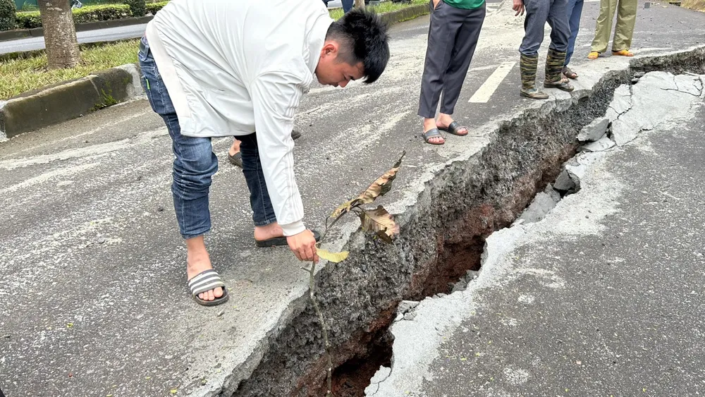 Vết nứt cắt ngang đường sâu hàng mét. Ảnh: VŨ LONG Vết nứt cắt ngang đường sâu hàng mét. Ảnh: VŨ LONG