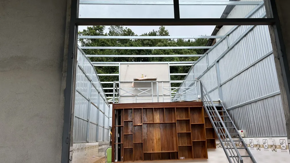 Nhà ông Giang bắt đầu tháo dỡ nhà đi ở nơi khác. Ảnh: VŨ LONG Nhà ông Giang bắt đầu tháo dỡ nhà đi ở nơi khác. Ảnh: VŨ LONG