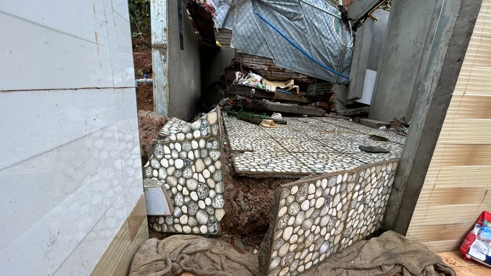 Đất đùn từ dưới lên làm hư hỏng nền nhà dân. Ảnh: VŨ LONG Đất đùn từ dưới lên làm hư hỏng nền nhà dân. Ảnh: VŨ LONG