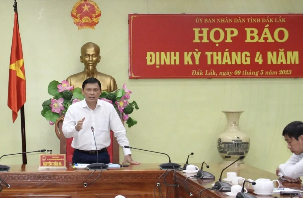 Ông Nguyễn Tuấn Hà, Phó chủ tịch thường trực UBND tỉnh Đắk Lắk chủ trì họp báo định kỳ tháng 4-2023. Ảnh: TD