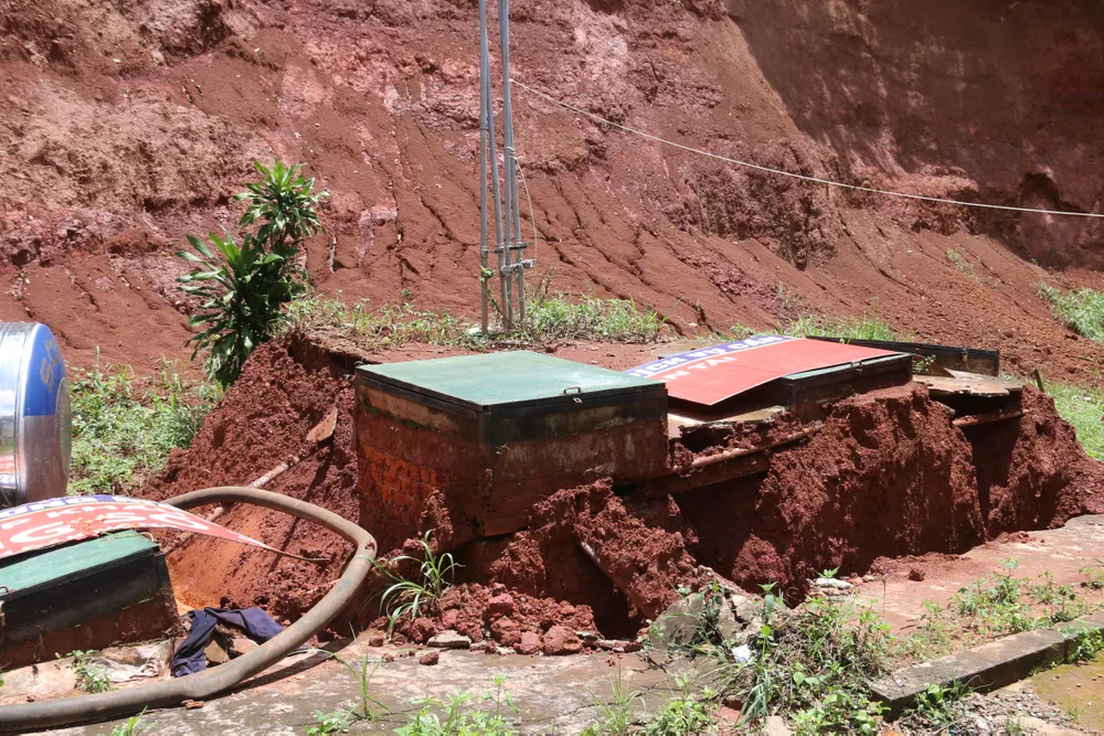 Hiện trạng bồn chứa xăng bị đùn lên khỏi mặt đất. Ảnh: AX Hiện trạng bồn chứa xăng bị đùn lên khỏi mặt đất. Ảnh: AX