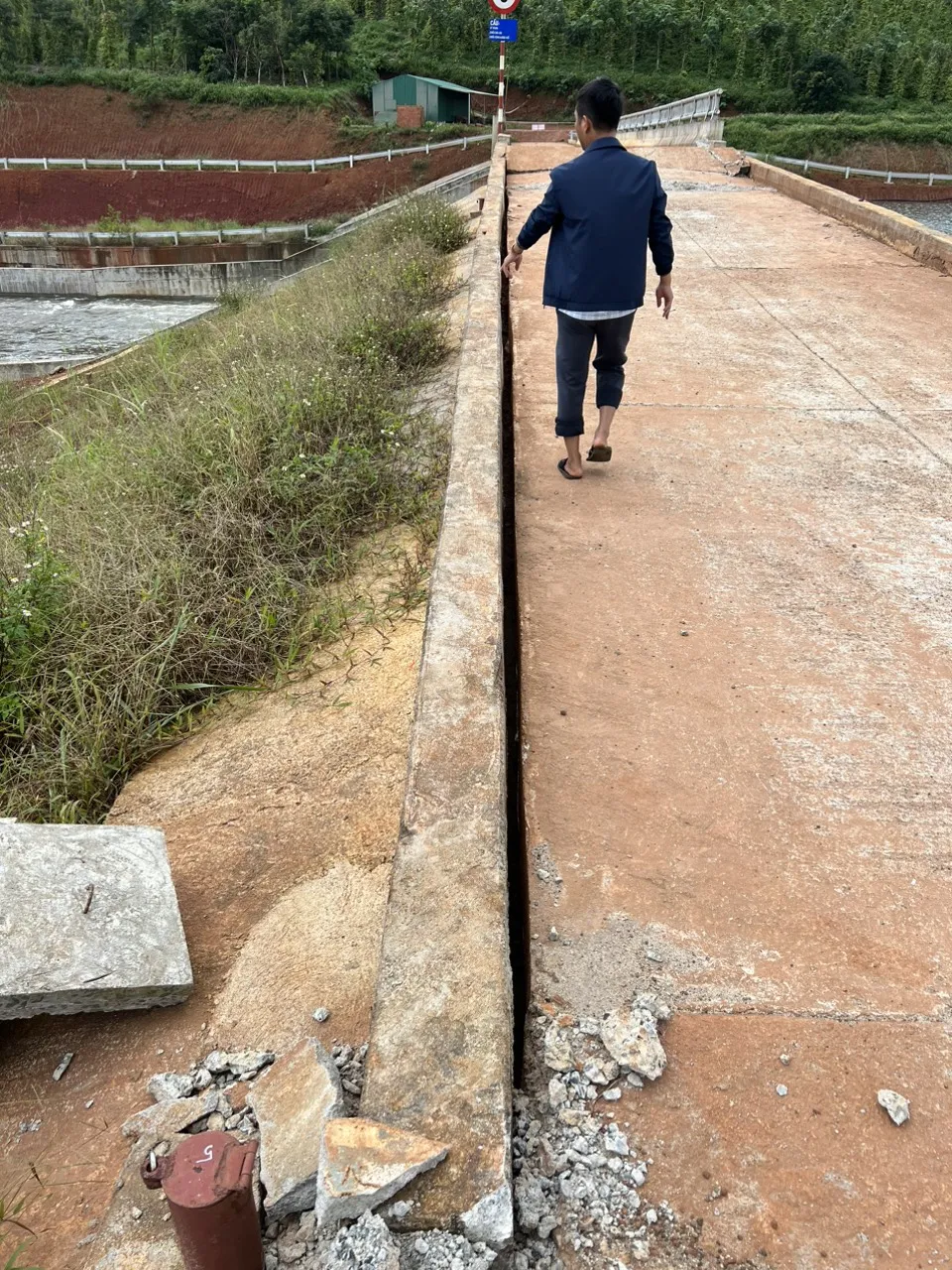 Bề mặt của đập đã có hiện tượng xê dịch. Ảnh: AX