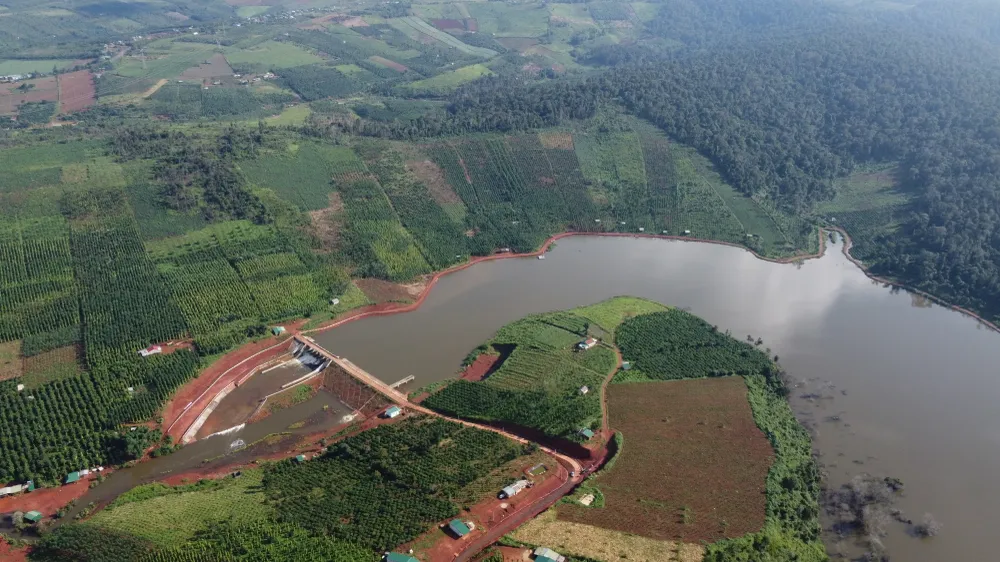Đập thủy lợi Đắk N&apos;ting nhìn từ trên cao. Ảnh: VŨ LONG