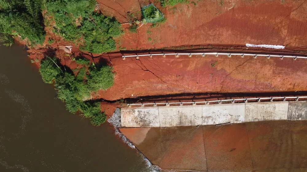 Vết nứt đất sát công trình thủy lợi Đắk N&apos;ting. Ảnh: VŨ LONG