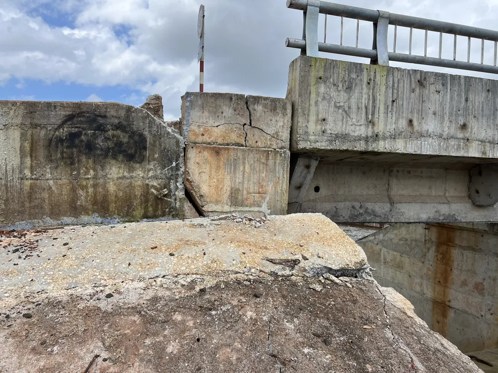 Vết nứt ở đập thủy lợi Đắk N&apos;ting. Ảnh: VŨ LONG