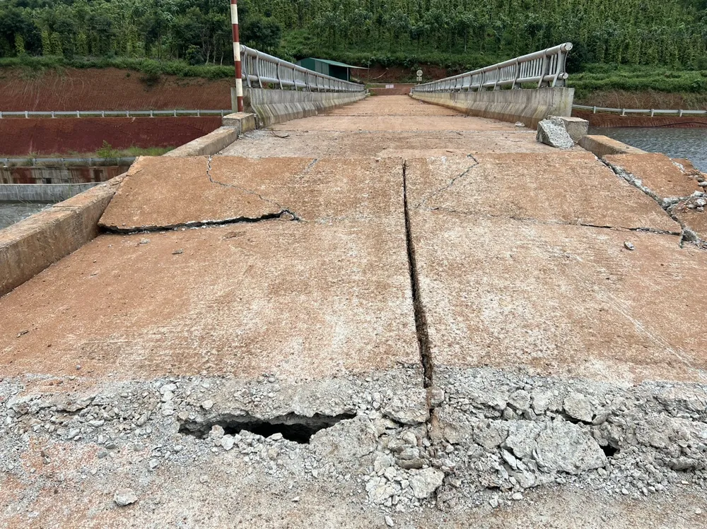 Tảng bê tông gần đập bị đùn lên khỏi mặt đất. Ảnh: VŨ LONG