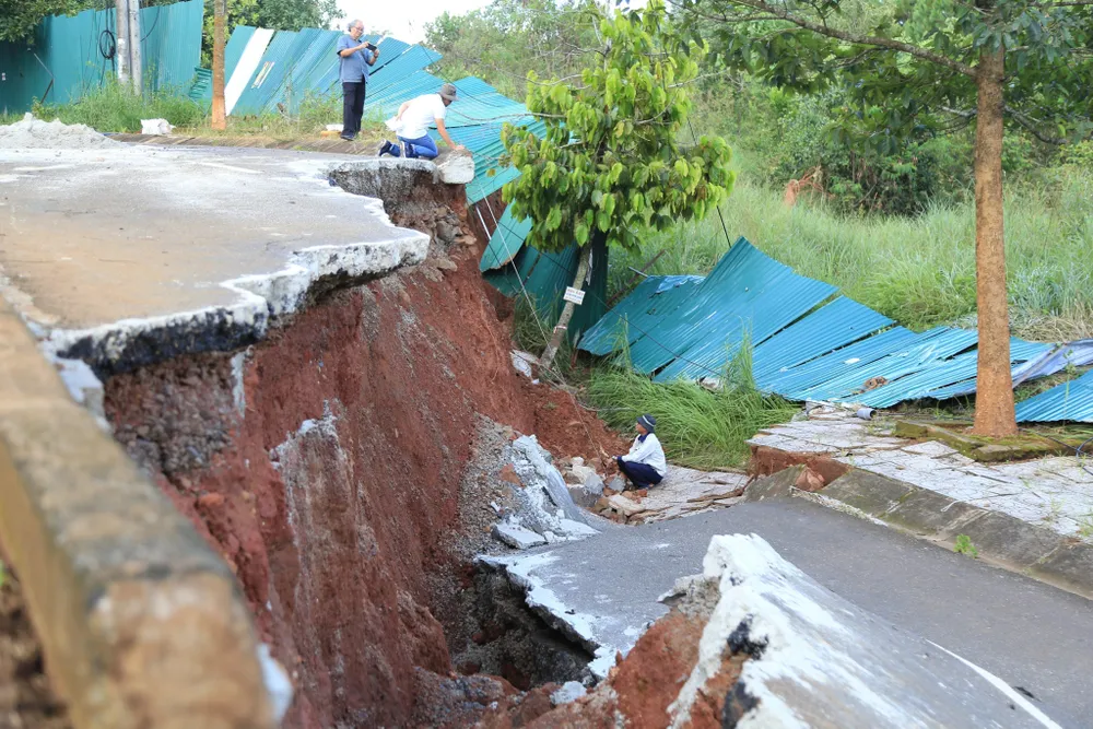 Các chuyên gia đo vị trí đường Hồ Chí Minh đoạn qua TP Gia Nghĩa sụt lún. Ảnh: LP