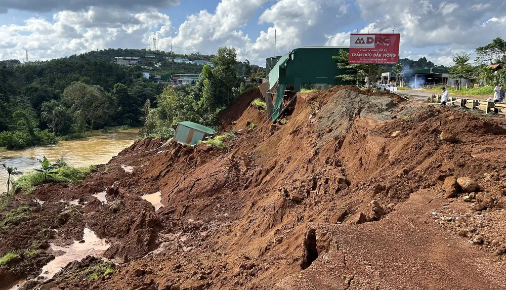 Đường tránh đô thị Gia Nghĩa bị sạt lở nghiêm trọng. Ảnh: VŨ LONG