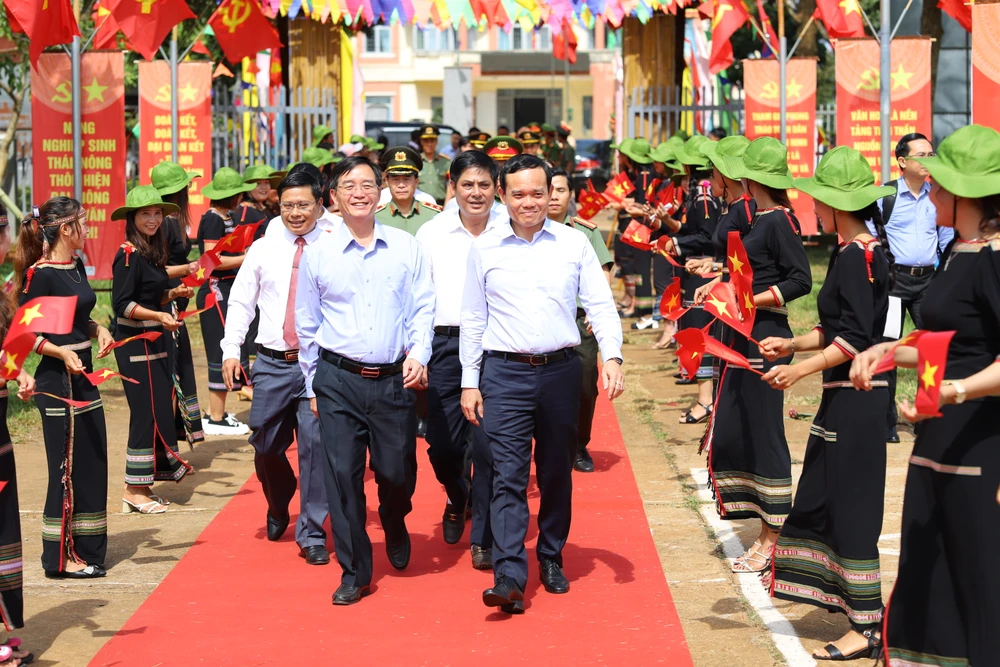 Phó thủ tướng Trần Lưu Quang dự ngày hội toàn dân bảo vệ an ninh tổ quốc ở xã Ea Tul. Ảnh: NL