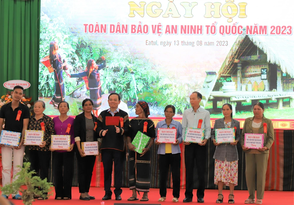 Phó Thủ tướng Trần Lưu Quang trao quà cho các hộ gia đình khó khăn ở xã Ea Tul, huyện Cư M'gar, Đắk Lắk. Ảnh: NL