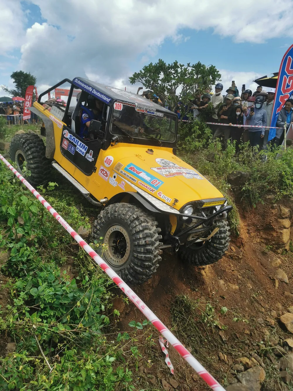 Ô tô chinh phục địa hình ở huyện Buôn Đôn. Ảnh: AX