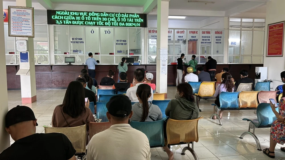 Người dân làm thủ tục ở phòng CSGT Công an tỉnh Đắk Lắk. Ảnh: VŨ LONG