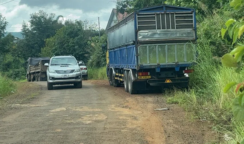Xe tải trọng lớn chờ đi qua đập thủy lợi Đắk Cút. Ảnh: VT