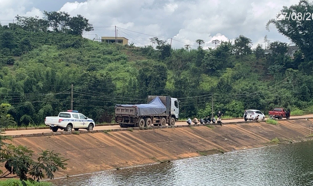 CSGT kiểm tra xe tải BKS 26H-002.40 trên đập Đắk Cút. Ảnh: AX