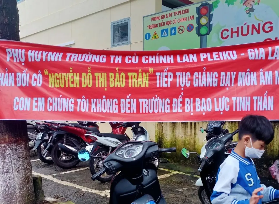 Phụ huynh Trường Tiểu học Cù Chính Lan căng băng rôn phản đối cô Nguyễn Đỗ Thị Bảo Trân. Ảnh: LK Phụ huynh Trường Tiểu học Cù Chính Lan căng băng rôn phản đối cô Nguyễn Đỗ Thị Bảo Trân. Ảnh: LK