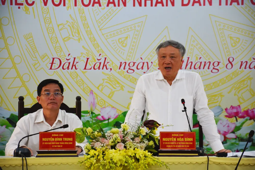 Ông Nguyễn Hòa Bình phát biểu tại buổi làm việc. Ảnh: HL