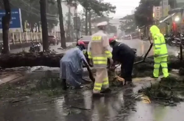 Lực lượng CSGT hỗ trợ phân luồng và dọn dẹp hiện trường. Ảnh: NH Lực lượng CSGT hỗ trợ phân luồng và dọn dẹp hiện trường. Ảnh: NH