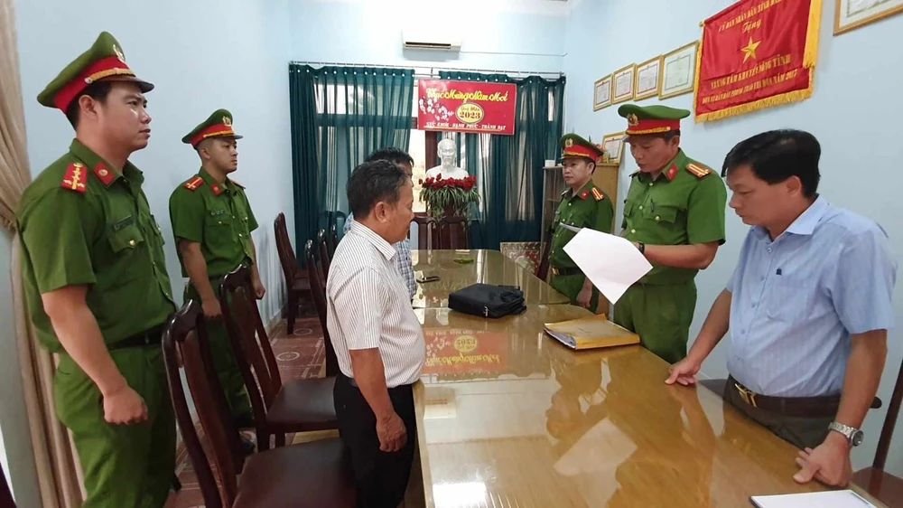 Cơ quan điều tra thực hiện các thủ tục liên quan đến khởi tố vụ án. Ảnh: SĐ