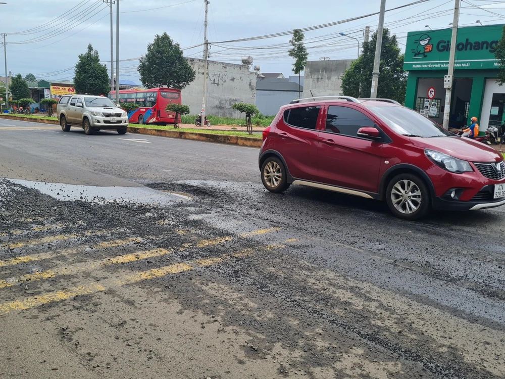 Đường vành đai phía Tây liên tục hư hỏng. Ảnh: VŨ LONG