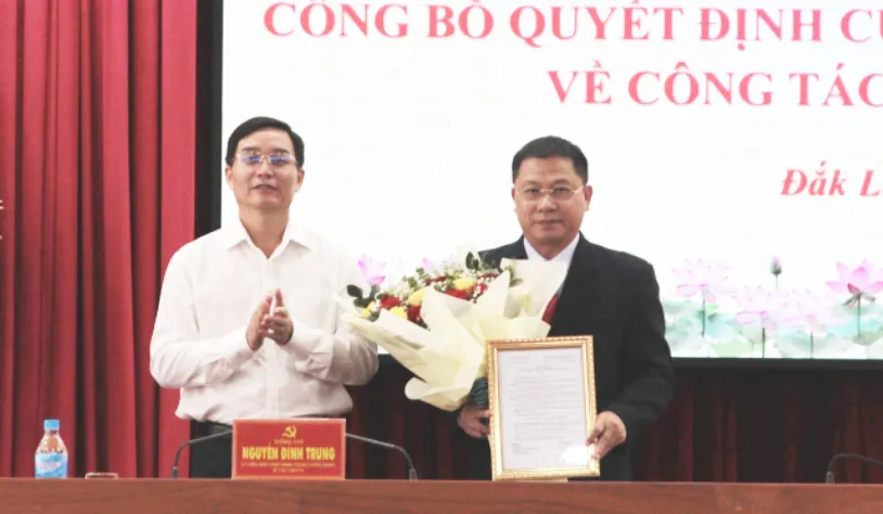 Tân Trưởng Ban Nội chính Tỉnh ủy Đắk Lắk Trần Trung Hiển (bên phải). Ảnh: DT