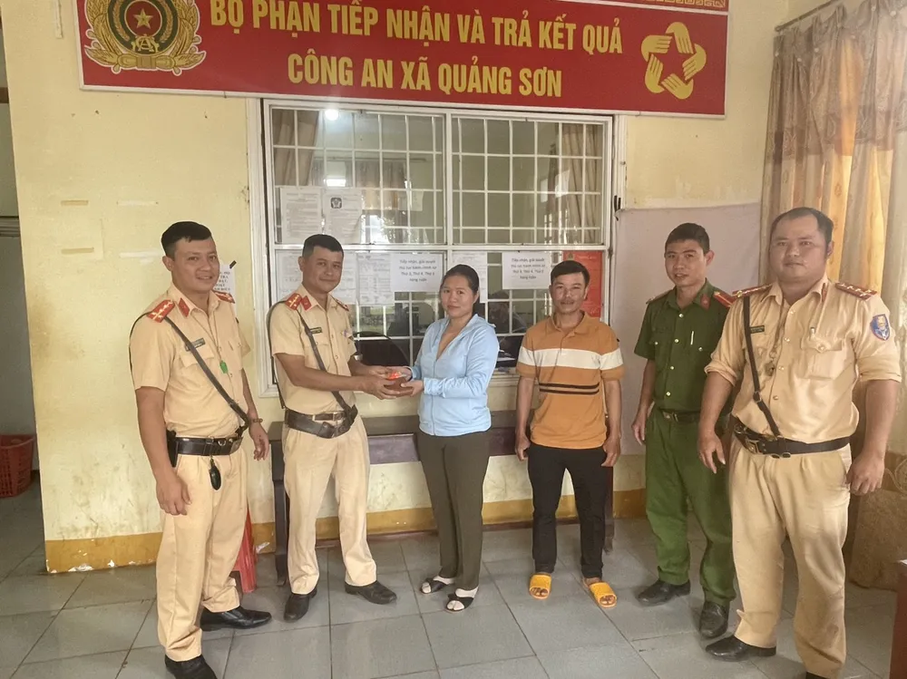 CSGT trả lại tiền, vàng, giấy tờ cho người đánh rơi. Ảnh: MQ CSGT trả lại tiền, vàng, giấy tờ cho người đánh rơi