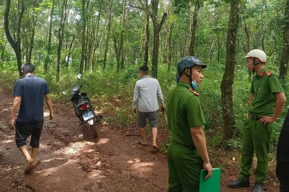 Công an xã Ea Kpam phát hiện người dân dùng kích điện bắt giun đất. Ảnh: CACC Công an làm việc tại hiện trường