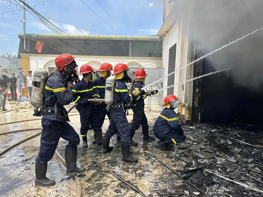 Lực lượng công an đang nổ lực dập đám cháy. Ảnh: CA cong-an3.jpeg