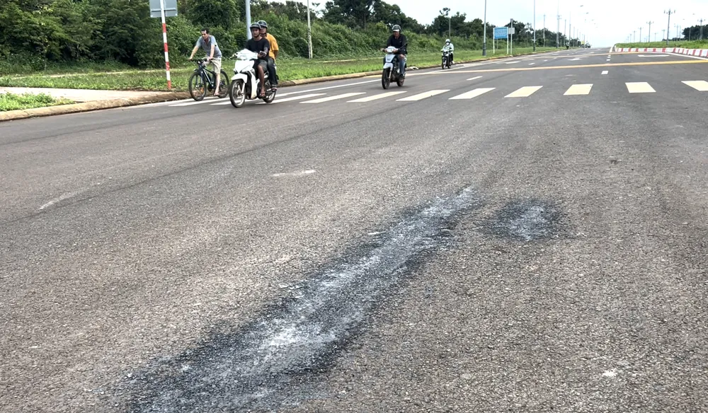 Một vị trí bị hư hỏng. Ảnh: VŨ LONG Đường Đại Lộ Đông tây hư hỏng