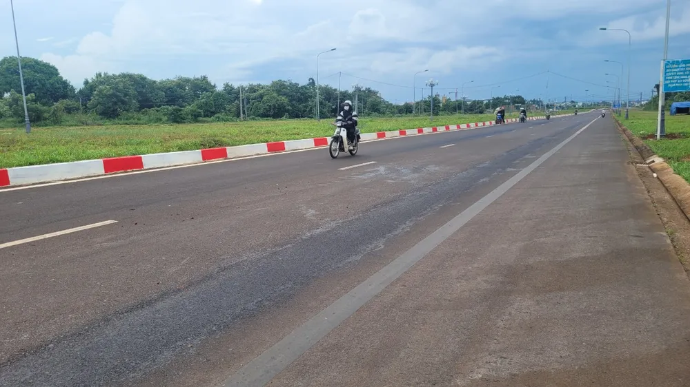 Nhà thầu mới cho bóc lớp bề mặt để thảm lại. Ảnh: VŨ LONG duong-hong.jpg