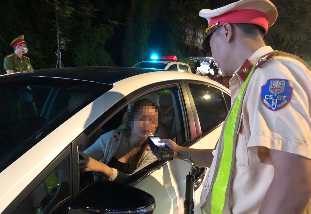 Lực lượng CSGT kiểm tra nồng độ cồn các phương tiện ở đường Phan Chu Trinh. Ảnh: NH 379644507_4010372875861185_4677297250425896546_n.jpg