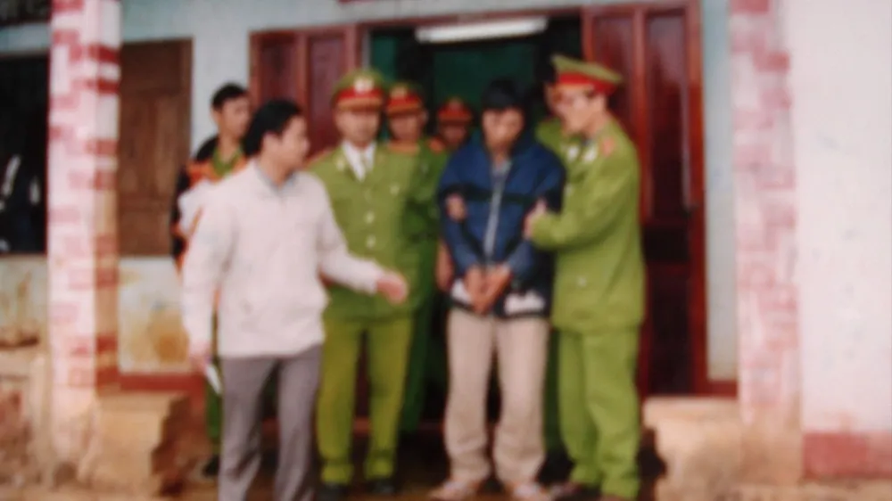 Dẫn giải Tưởng Đăng Thế (áo đen) thực nghiệm hiện trường. Ảnh chụp từ hồ sơ vụ án bi-cao3.JPG
