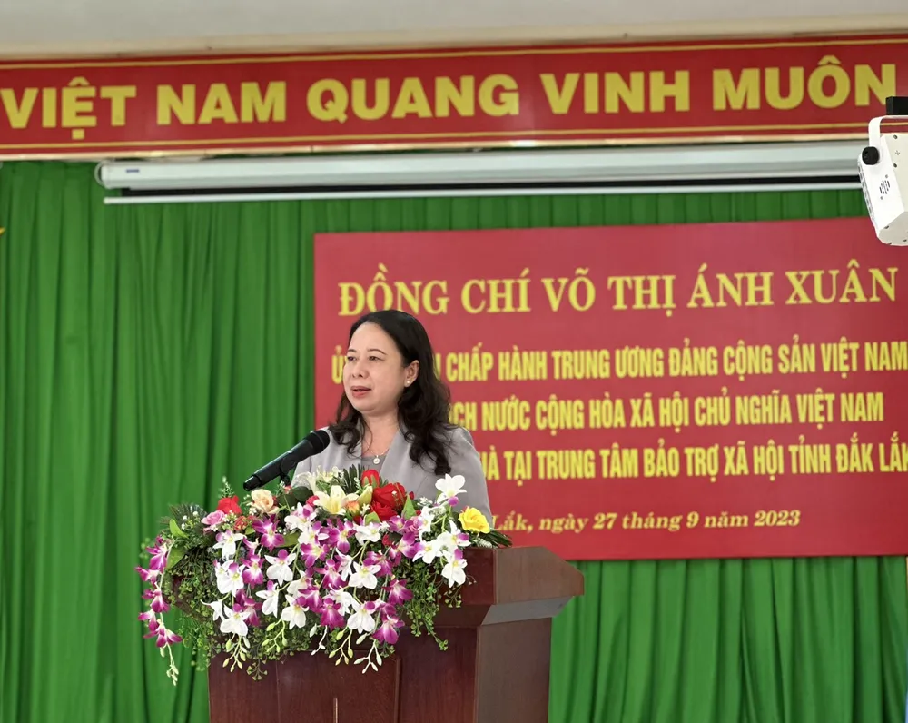 Phó Chủ tịch nước Võ Thị Ánh Xuân biểu dương và cảm ơn những tình cảm, tấm lòng, sự nỗ lực cán bộ tại Trung tâm Bảo trợ xã hội tỉnh Đắk Lắk. Ảnh: AX ba-xuan.jpg