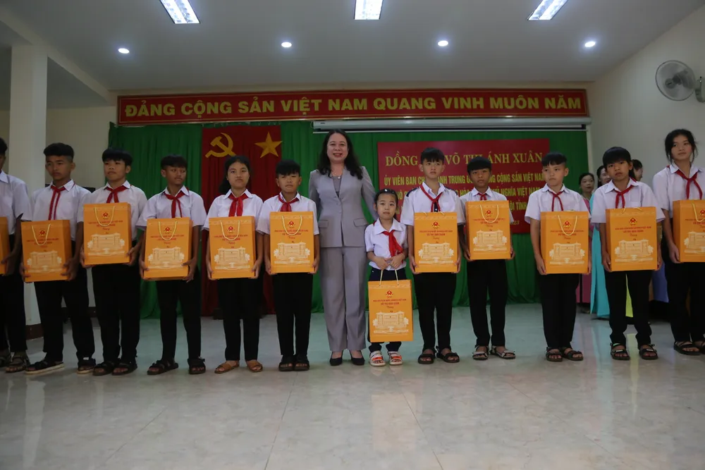 Phó Chủ tịch nước Võ Thị Ánh Xuân tặng quà Tết Trung thu tại Trung tâm Bảo trợ xã hội tỉnh Đắk Lắk. Ảnh: AX pho-chu-tuich.JPG