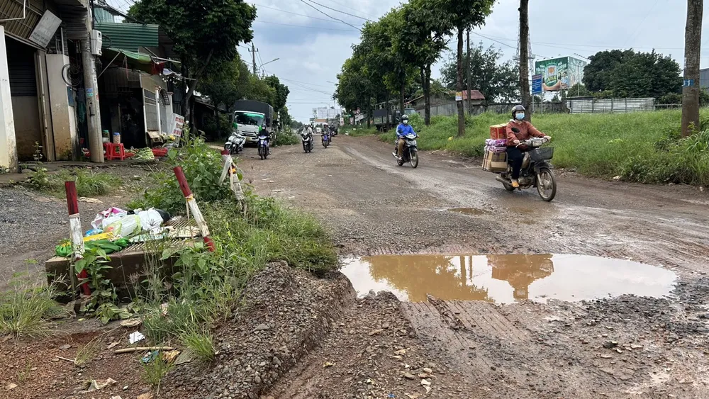 Người dân khổ sở đi trên đường Phan Huy Chú. Ảnh: VL dau-duong.jpg